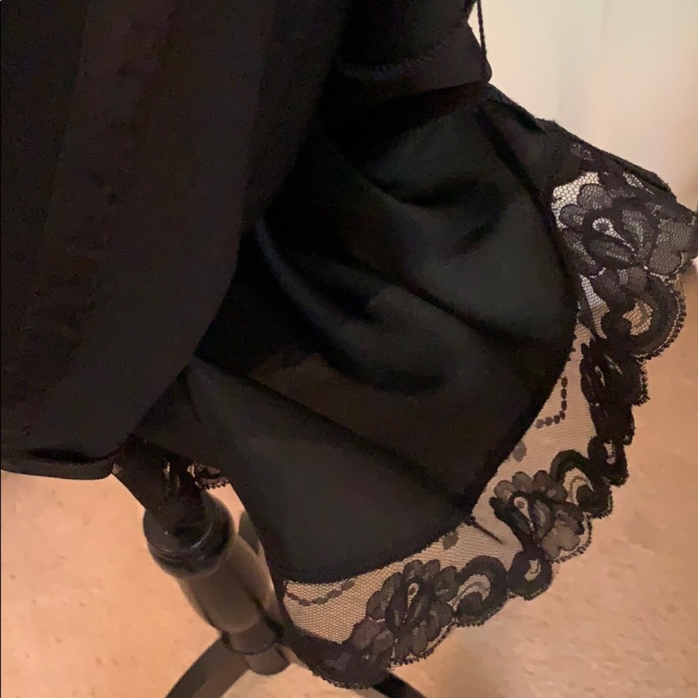 Trina Turk Black Sleeveless V-Neck Cocktail Dress with Brooch - Picture 6 of 7